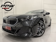 BMW 5-serie Touring - 520i M-Sport ICONIC GRILLE PANO/TREKHAAK/H&K/HEAD-UP/360CAMERA/VENTILATIE/DRIVING ASS. PRO