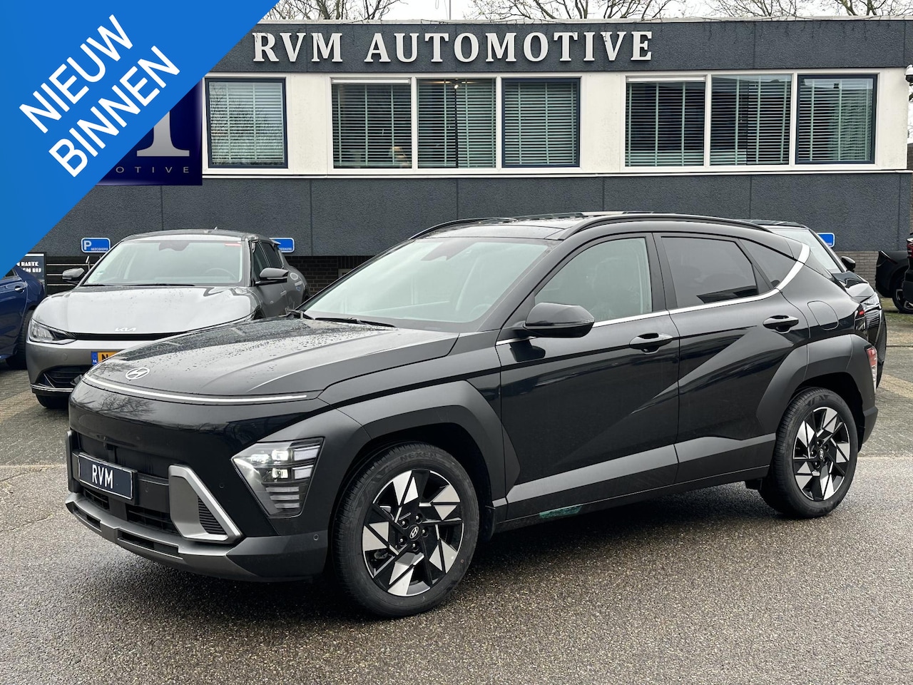 Hyundai Kona - 1.6 GDI HEV Premium Sky VAN: 44.300,- VOOR: 35.877,- UW EINDEJAARSVOORDEEL: 8.413,- euro F - AutoWereld.nl
