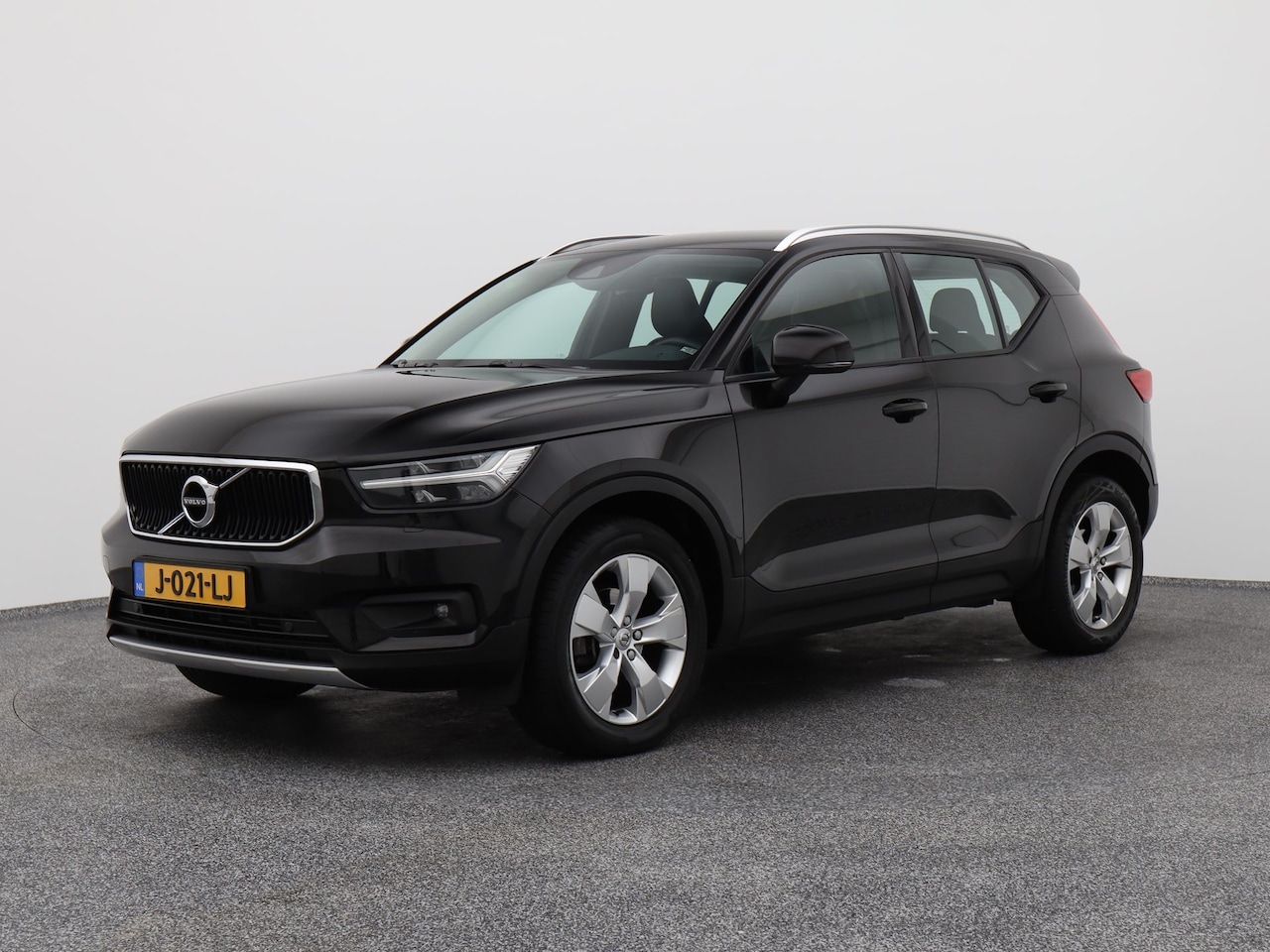 Volvo XC40 - 1.5 T3 Automaat Momentum | CAMERA | STOELVERWARMING - AutoWereld.nl