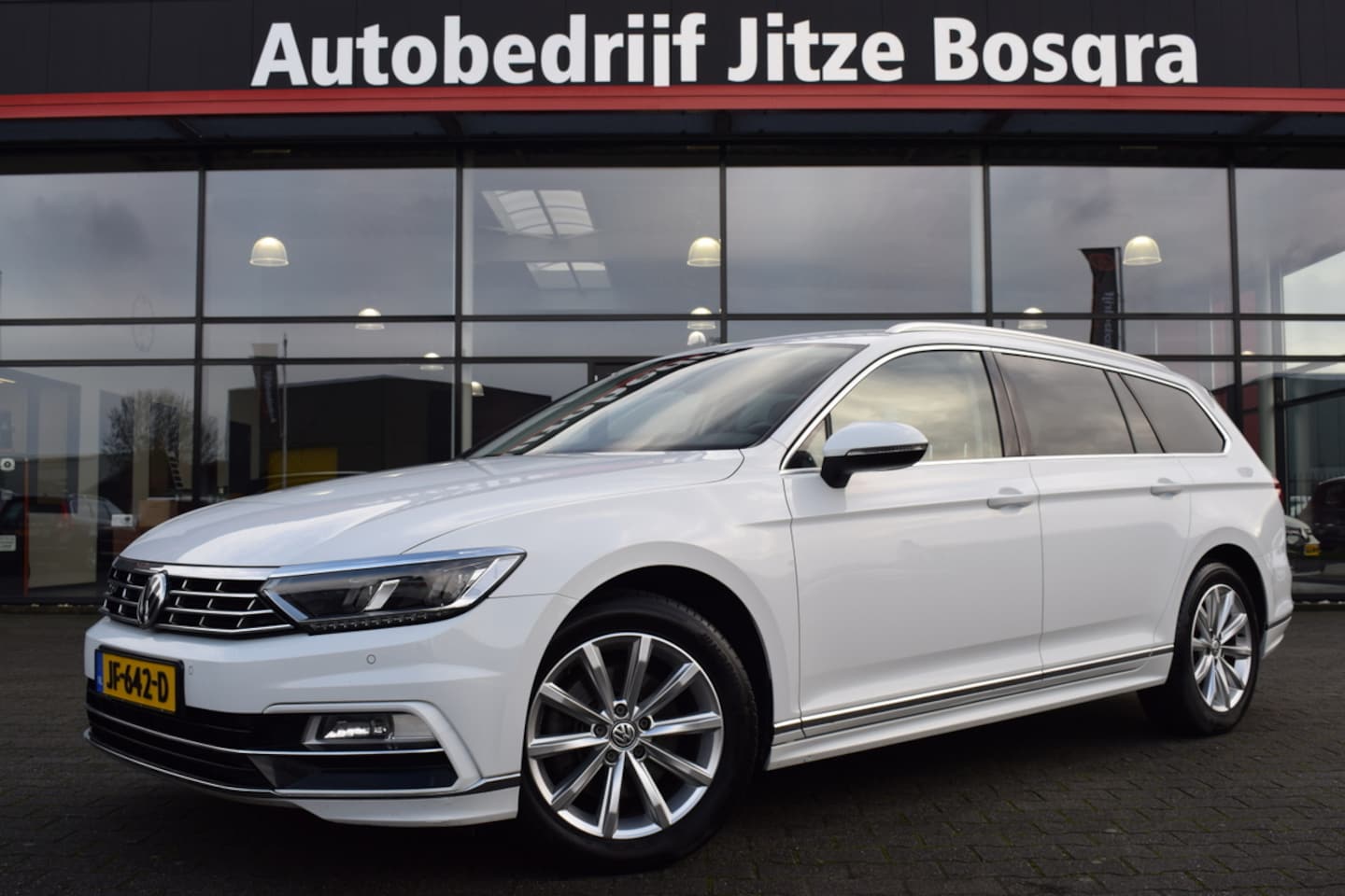 Volkswagen Passat Variant - 1.6 TDi Highline R-Line LED | Leder/Alcantara | Carplay | Virtual | Camera | Trekhaak | Sp - AutoWereld.nl