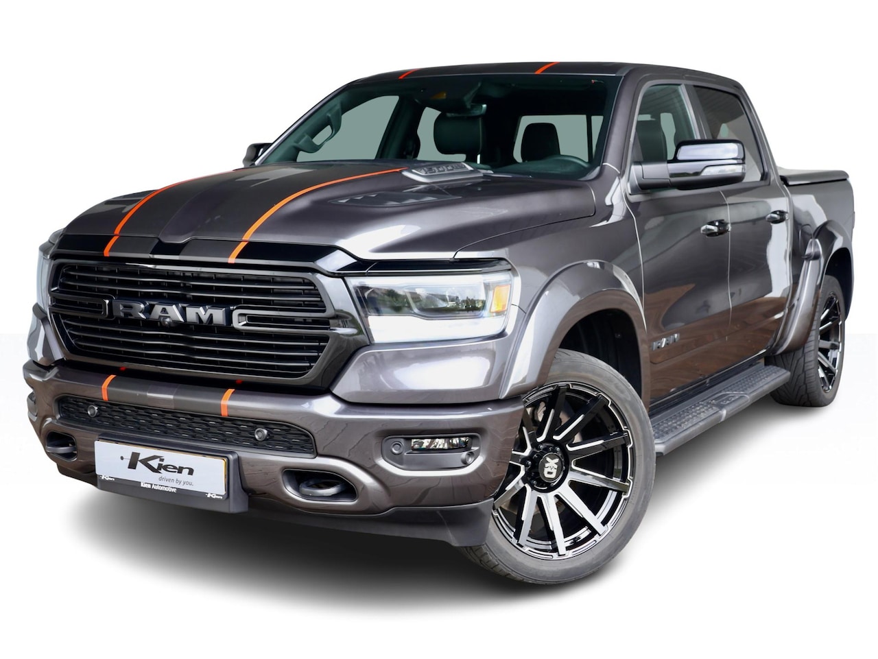 Dodge Ram 1500 - 5.7 V8 4x4 Crew Cab Dominator | Uitlaatklep | Pano-dak | Tonneau cover | 22" | Fenders | - AutoWereld.nl