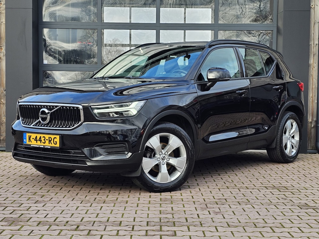 Volvo XC40 - 1.5 T3 Momentum | LED | Stoelverwarming | Navi | Parkeerhulp voor & achter | Verkeersbord - AutoWereld.nl
