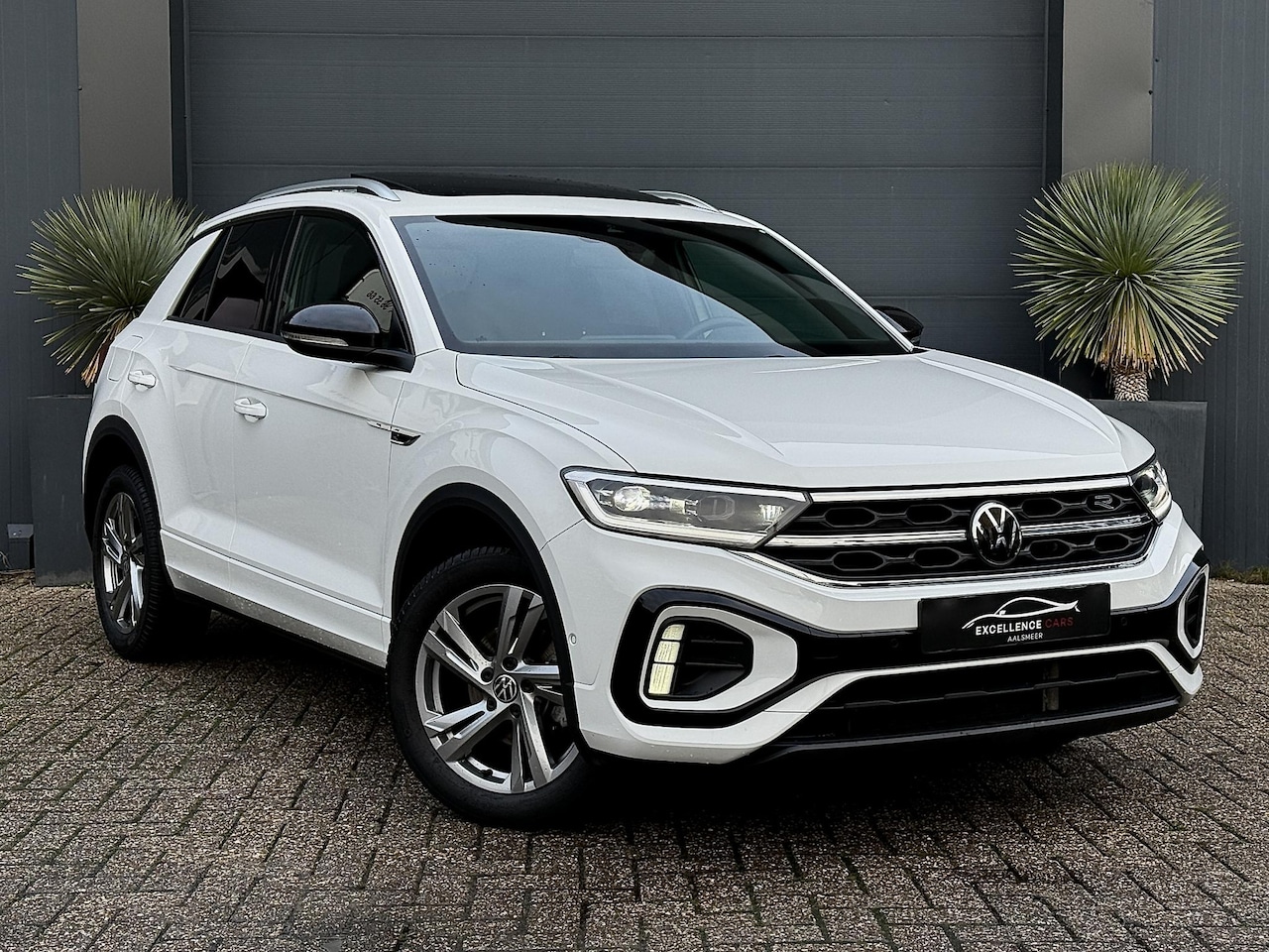 Volkswagen T-Roc - 1.5 TSI 3x R-Line Pano/Automaat/Keyless/Led - AutoWereld.nl