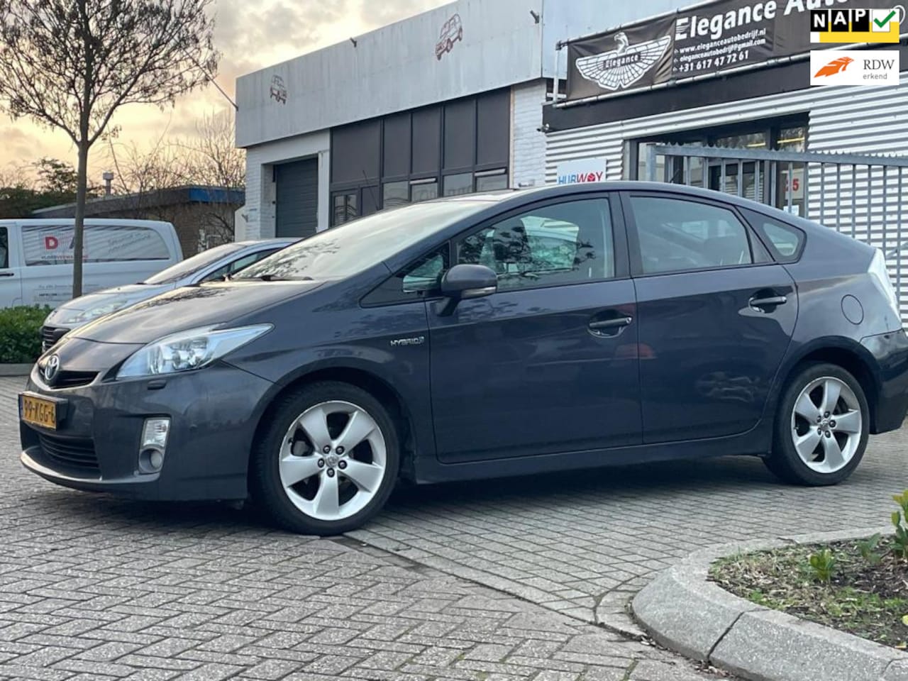 Toyota Prius - 1.8 Dynamic-NAP-APK-Dealer ond.-2e eigenaar-Lederen Bekl. - AutoWereld.nl