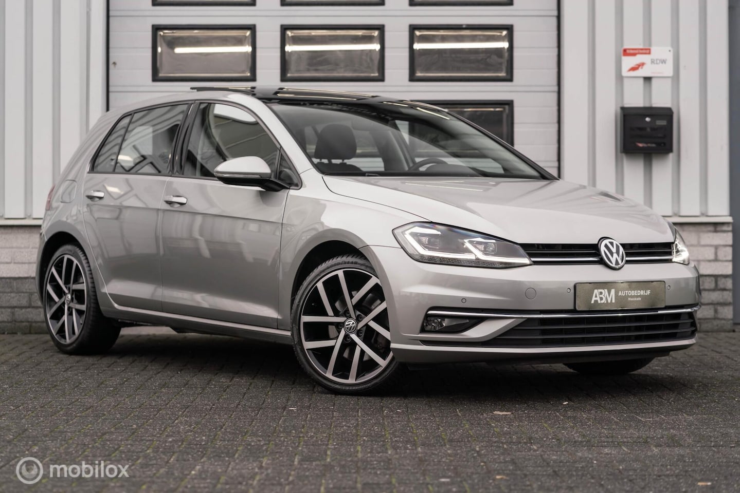 Volkswagen Golf - 1.5 TSI Highline 150PK DSG PANO ACC LED - AutoWereld.nl