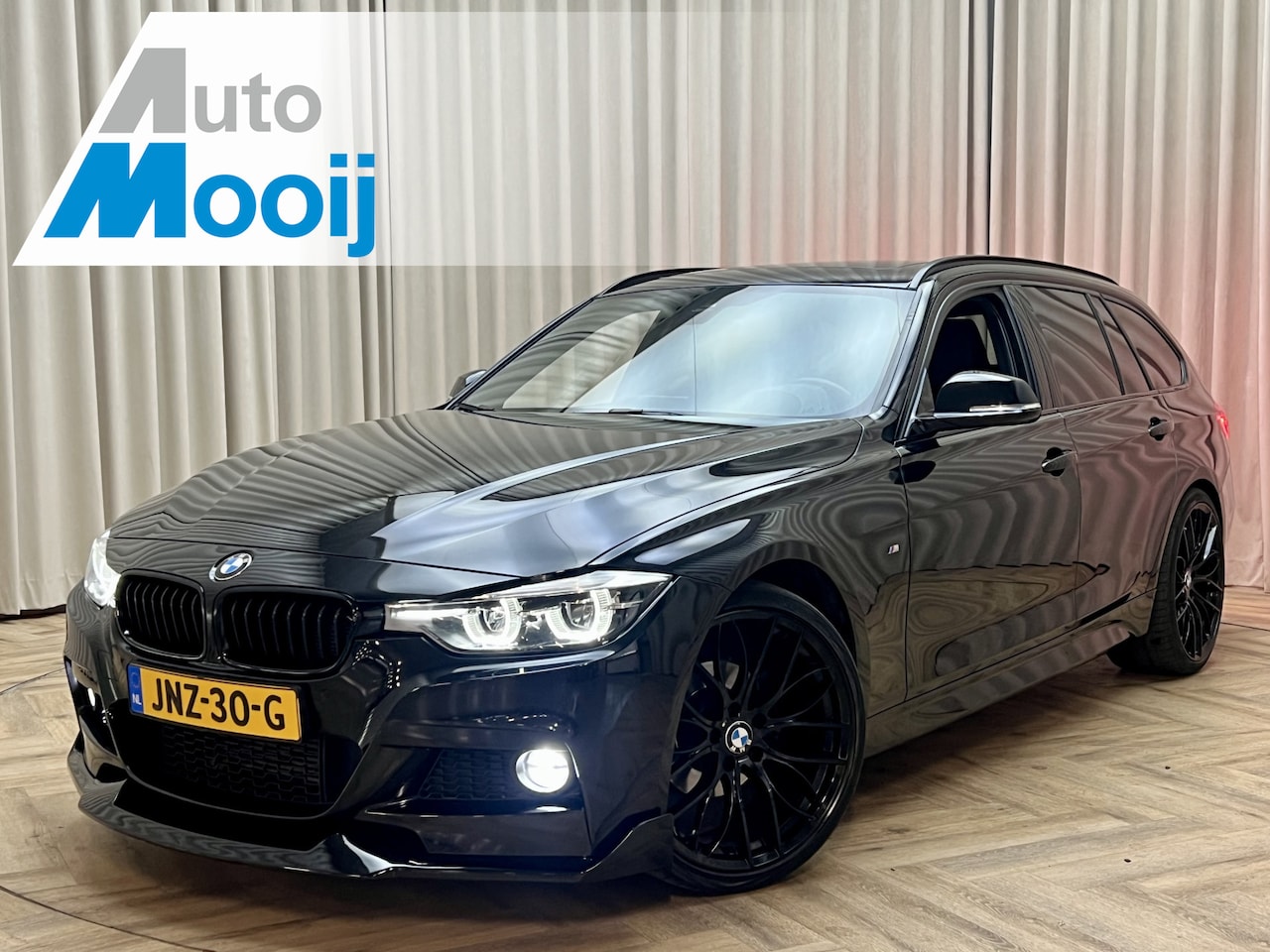 BMW 3-serie Touring - 318i M-Pakket / Full Black / 20" ALU / Pano / Head-Up / Navi Pro / Keyless / Camera / Crui - AutoWereld.nl