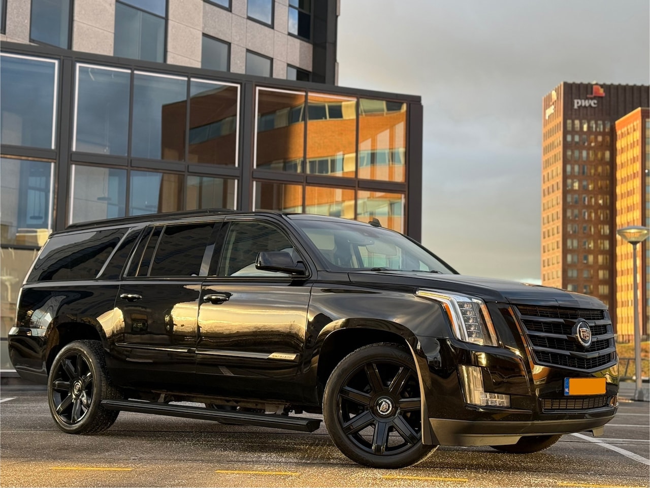 Cadillac Escalade - 6.2 V8 450PK ESV Platinum 7p 5xTV 22'' LWB - AutoWereld.nl