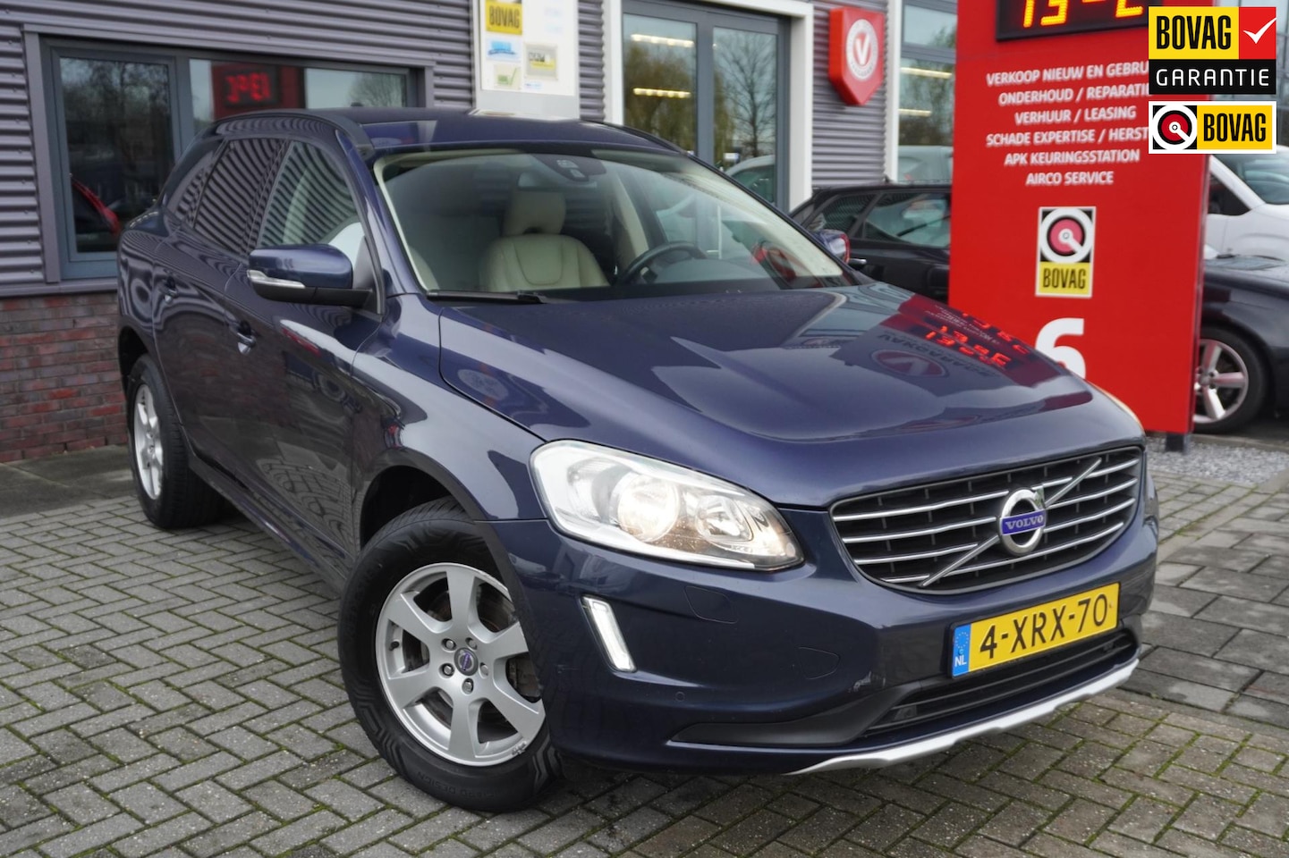 Volvo XC60 - 2.0 T5 FWD Kinetic / Stoelverwarming / Climate control / Bluetooth / Trekhaak - AutoWereld.nl