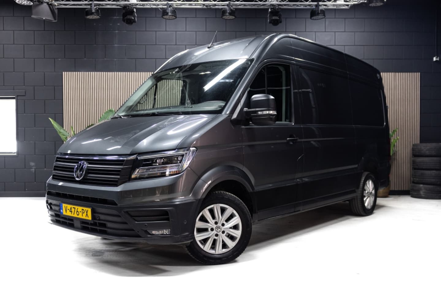Volkswagen Crafter - 30 2.0 TDI L3H3 Highline Aut. | Camera | Navi | Cruise | Trekhaa - AutoWereld.nl