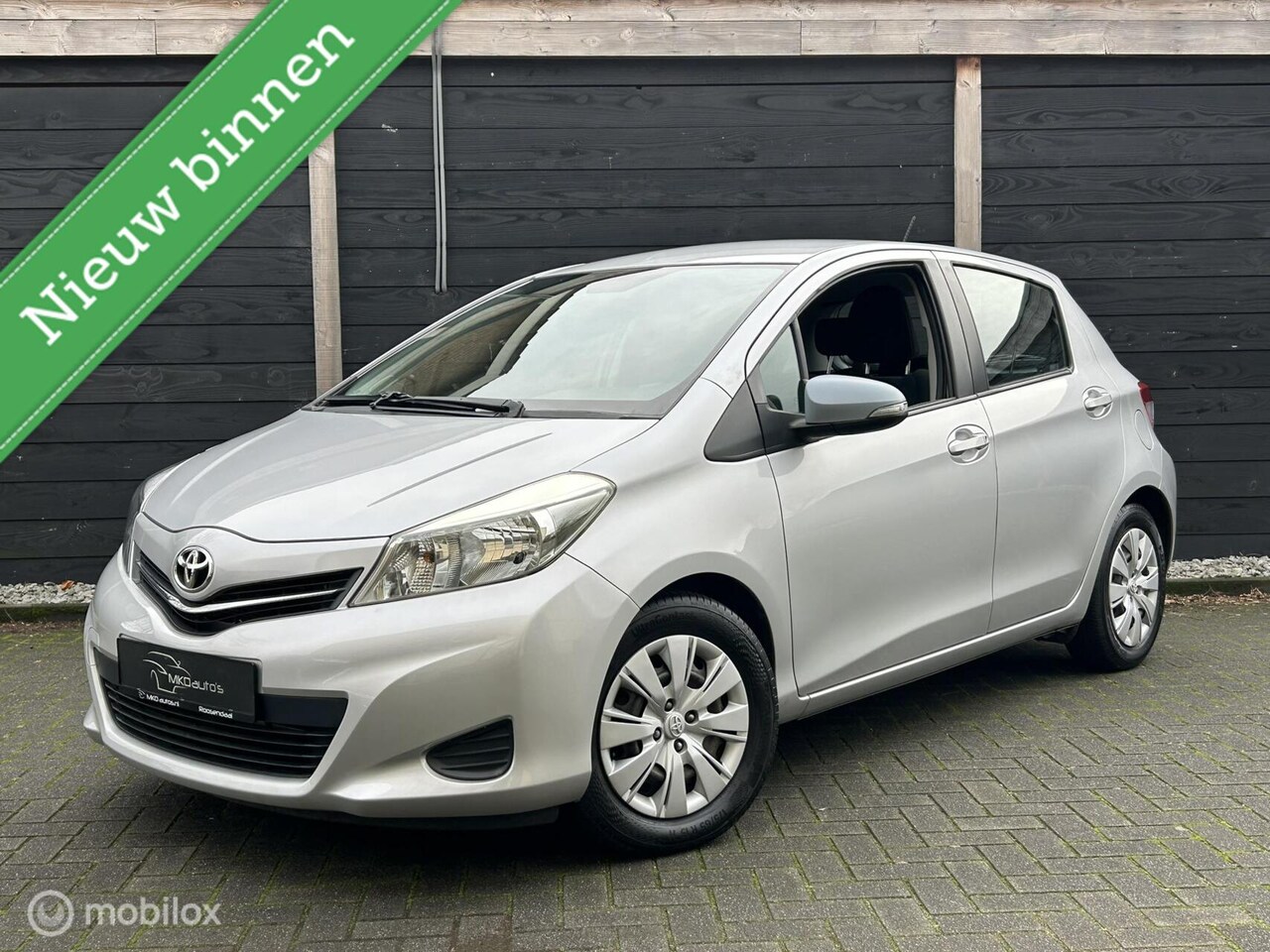 Toyota Yaris - 1.3 VVT-i Dynamic AUTOMAAT / 27.184 ECHTE KM!! / NAV / AIRCO - AutoWereld.nl
