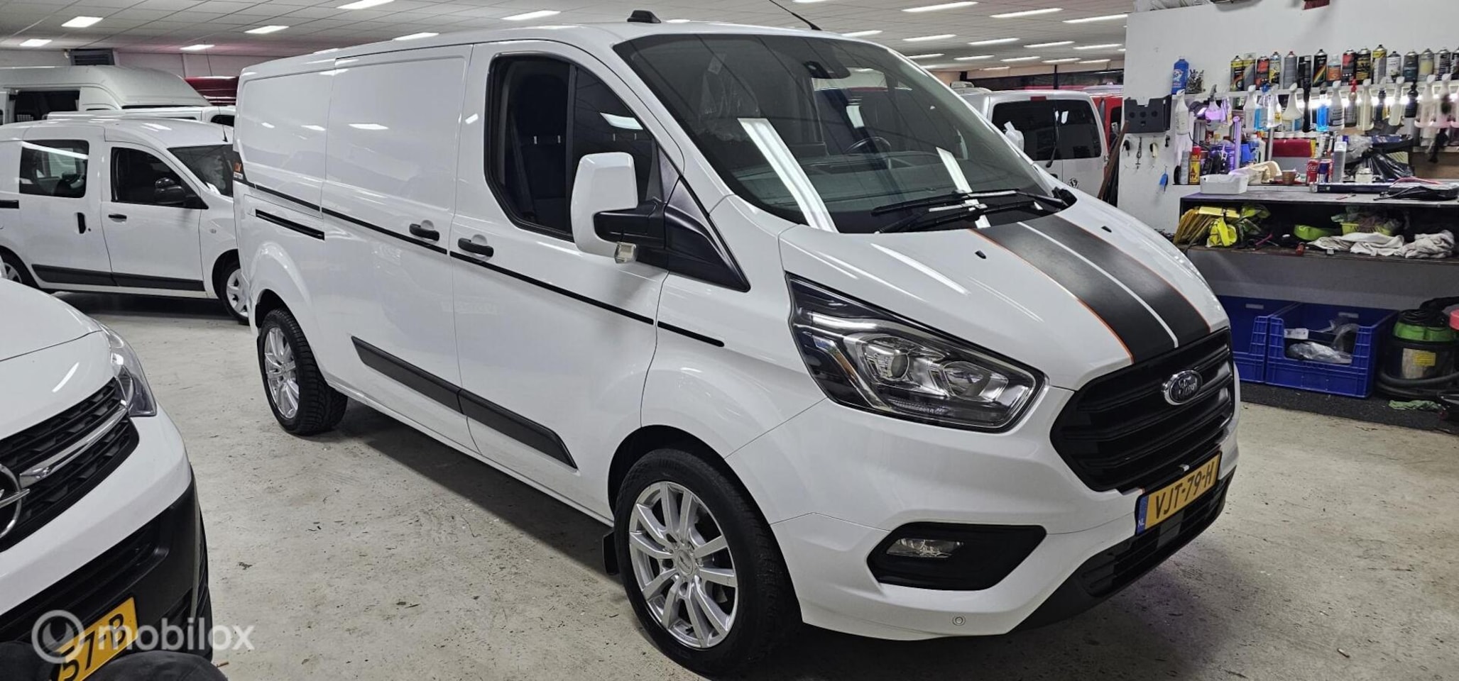 Ford Transit Custom - 320 2.0 TDCI L2H1 Limited sport - AutoWereld.nl