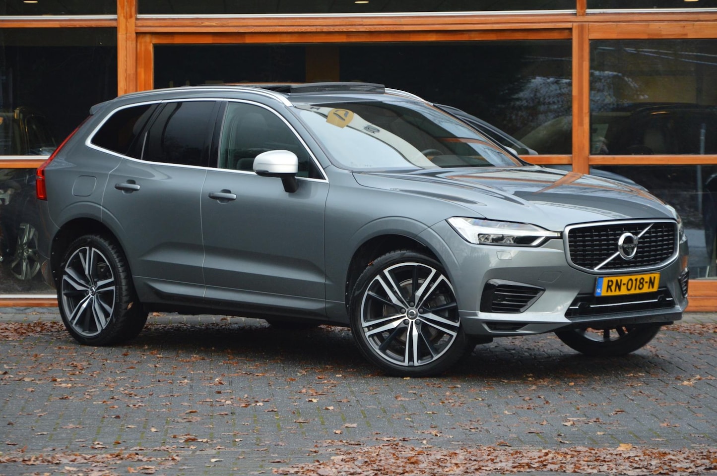 Volvo XC60 - T8 Hybride AWD R-Design | Luchtvering | Panoramadak | Trekhaak 2100KG | Rondom stoelverwar - AutoWereld.nl