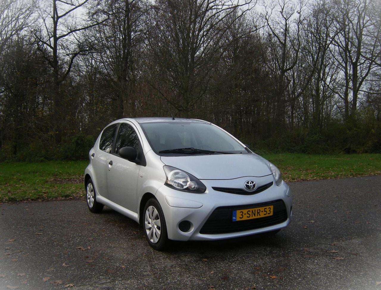 Toyota Aygo - 1.0 VVT-i Now . 5 Deurs . Airco . Elec ramen . Centrale deurvergrendeling . enz - AutoWereld.nl