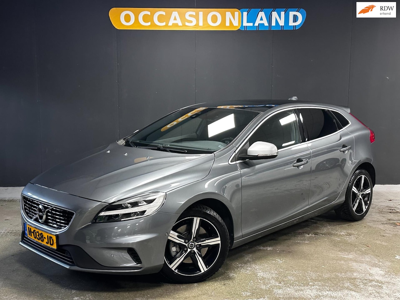Volvo V40 - 1.5 T3 Polar+ Sport R-Design|PANO|LED|KEYLESS|CRUISE|STOELV|BLUETOOTH|H&K|17INCH| - AutoWereld.nl