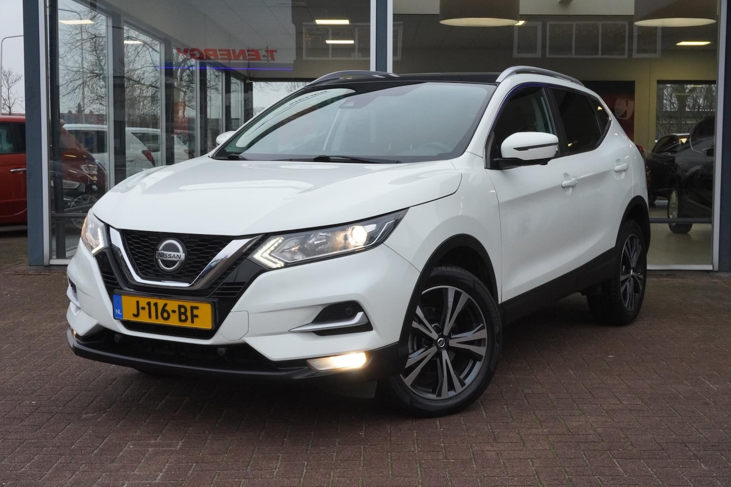 Nissan Qashqai - 1.3 DIG-T N-Connecta 5deurs | Navigatie | Airco | Panodak | Vol opties | Elek. Pakket | In - AutoWereld.nl