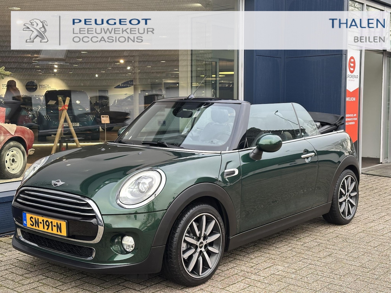 MINI Cabrio - Mini 1.5 Cooper Chili Serious Business | Cabriolet | Zwart Leder | Navigatie | Parkeersens - AutoWereld.nl