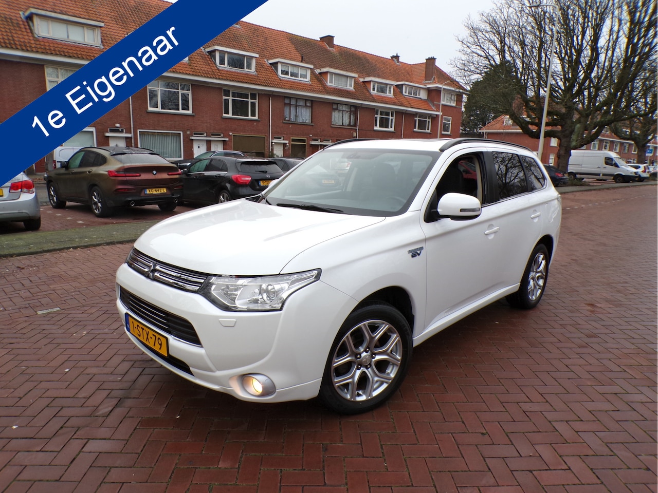 Mitsubishi Outlander - 2.0 PHEV instyle 1e EIG NAVI TEL CRUISECONT SCHUIFKANTELDAK - AutoWereld.nl