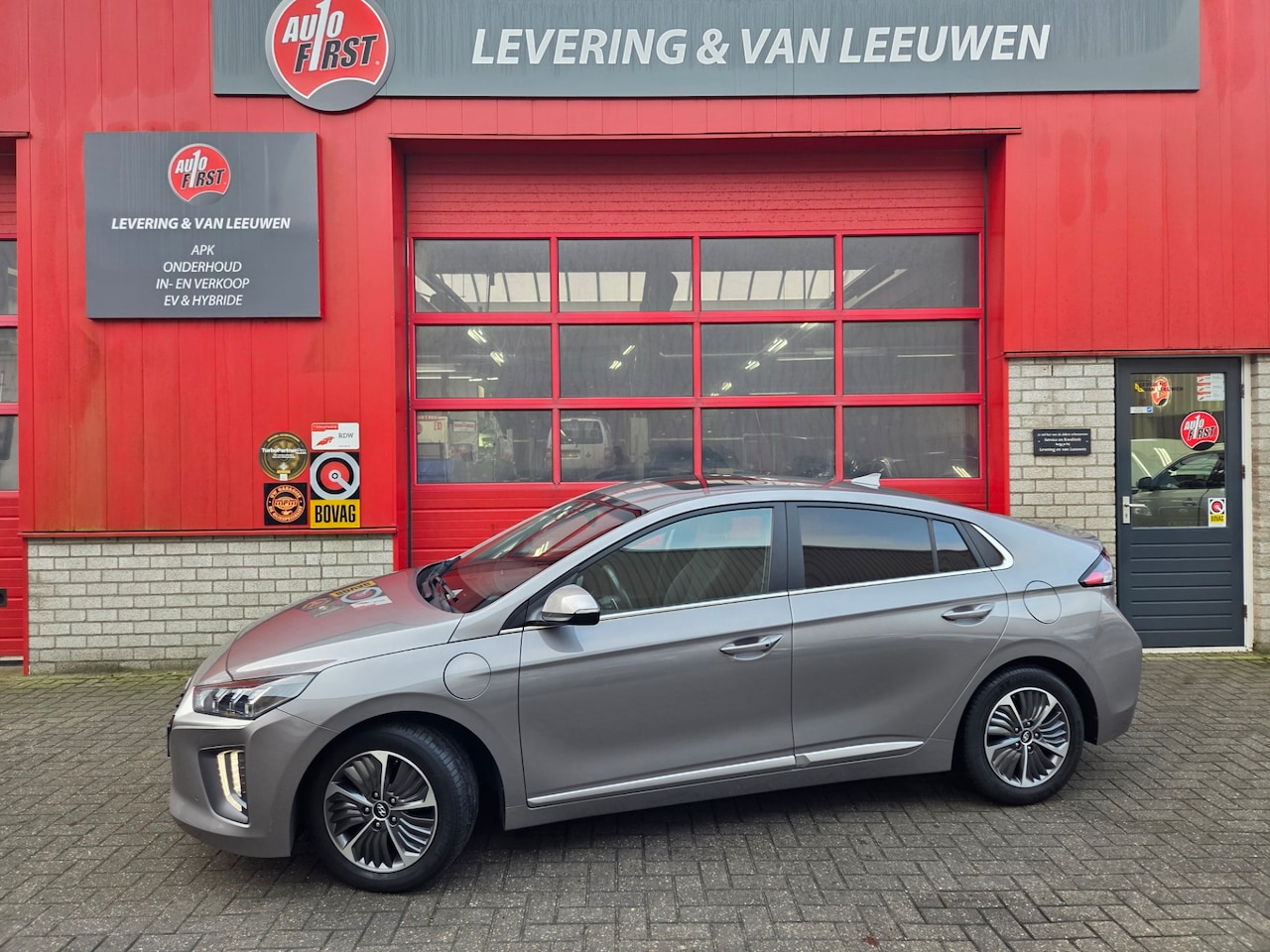 Hyundai IONIQ - 1.6 GDi PHEV Premium Sky Navigatie/ Schuifdak/ Stoelverwarming/ Parkeersensoren/ Rijklaarp - AutoWereld.nl