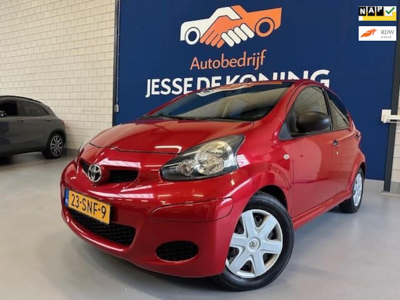 Toyota Aygo - 1.0-12V Now 1.0-12V Now,bj.2011,airco,kleur;bordeaux rood,5 deurs, NAP met 206.152 km. - AutoWereld.nl