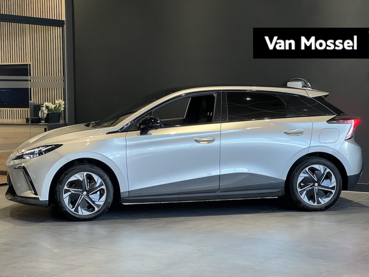 MG MG4 - Long Range Luxury 64 kWh | WLTP 435 KM | Navigatie| 360 Cam | Warmte Pomp | Apple CarPlay - AutoWereld.nl