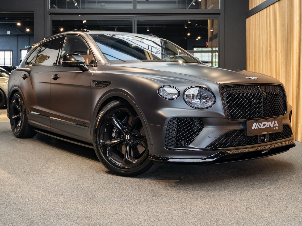 Bentley Bentayga - V8 S Satin Black Edition 4.0 V8 S Mulliner Spec Touring Voll - AutoWereld.nl
