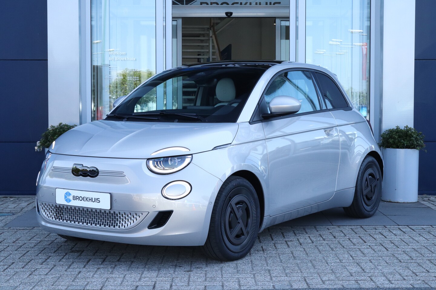 Fiat 500e - Giorgio Armani Edition 42 kWh | Achteruitrijcamera | Apple Carplay/Android Auto|telefoonin - AutoWereld.nl