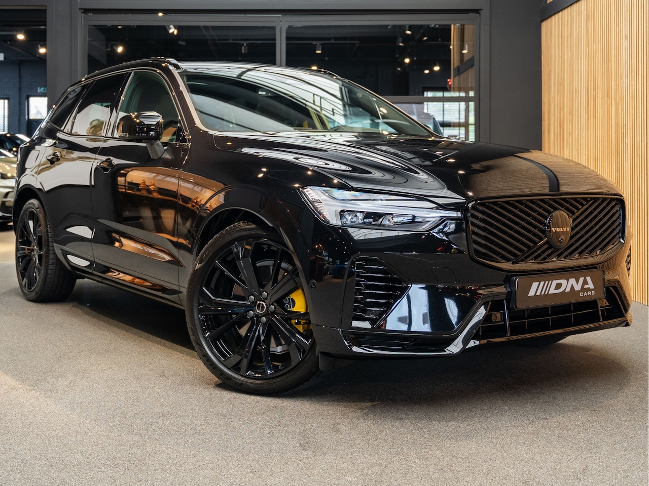 Volvo XC60 - T6 Plug-in hybrid AWD Plus Black Edition 2.0 T6 ACC Luchtvering Head-Up Harman & Kardon - AutoWereld.nl