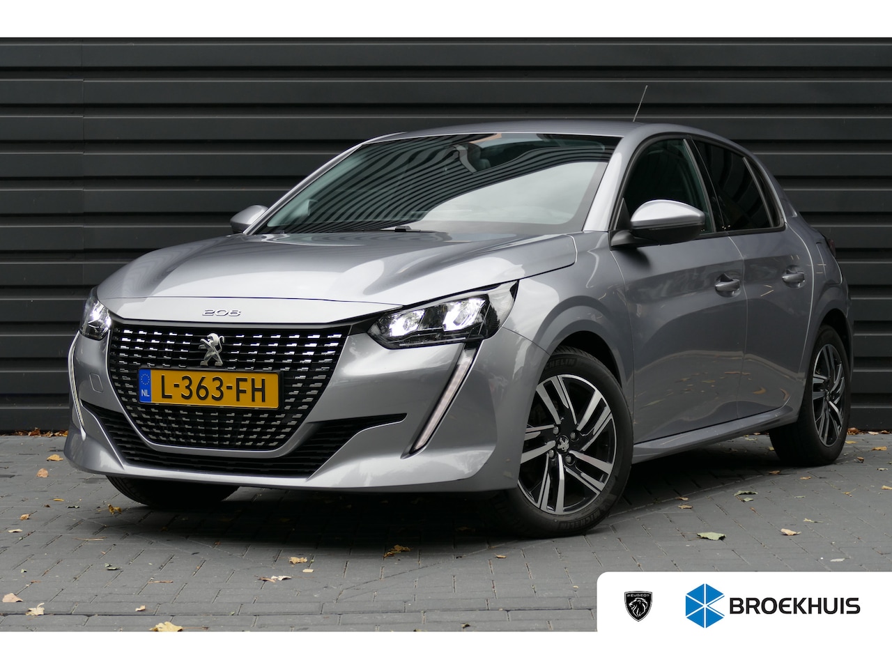 Peugeot 208 - 1.2 PURETECH 100PK 5-DRS ALLURE PACK / NAVI / LED / PDC / 16"LMV / CAMERA / BLUETOOTH / CR - AutoWereld.nl