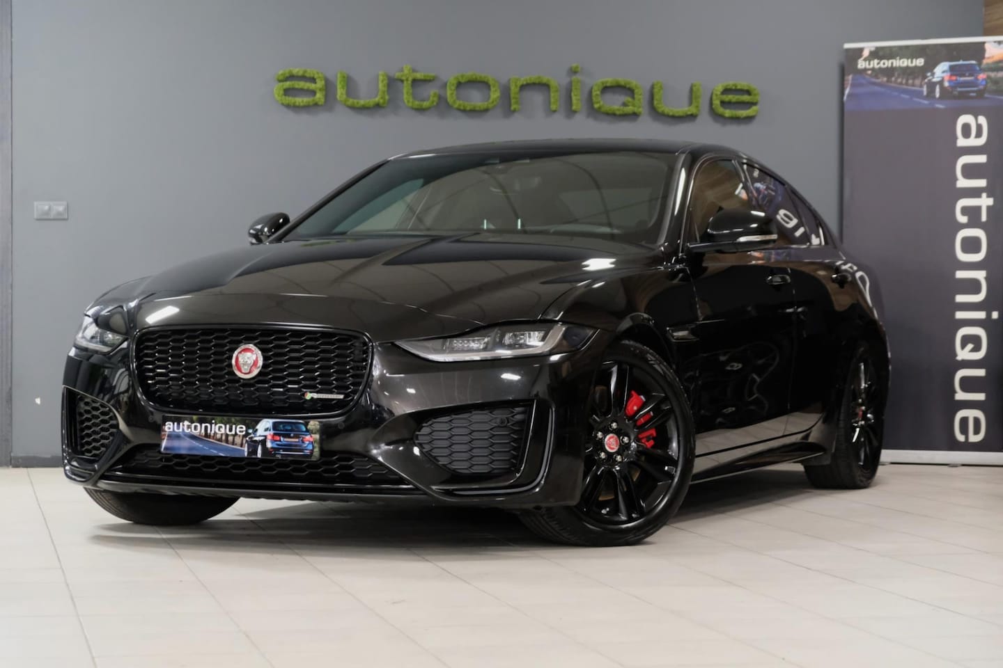 Jaguar XE - 2.0 P250 R-Dynamic SE *54.925km* |Blackpack| Leder/Navi/Camera/Virtual Cockpit - AutoWereld.nl