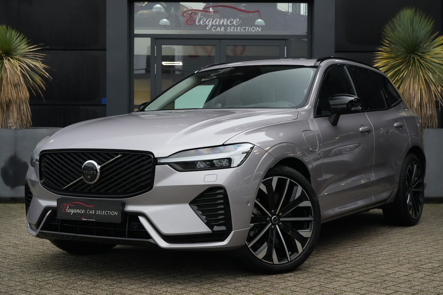Volvo XC60 - 2.0 T8 Plug-in hybrid Facelift AWD Ultra Dark 455pk Panoramadak/Luchtvering/Bowers&Wilkins - AutoWereld.nl