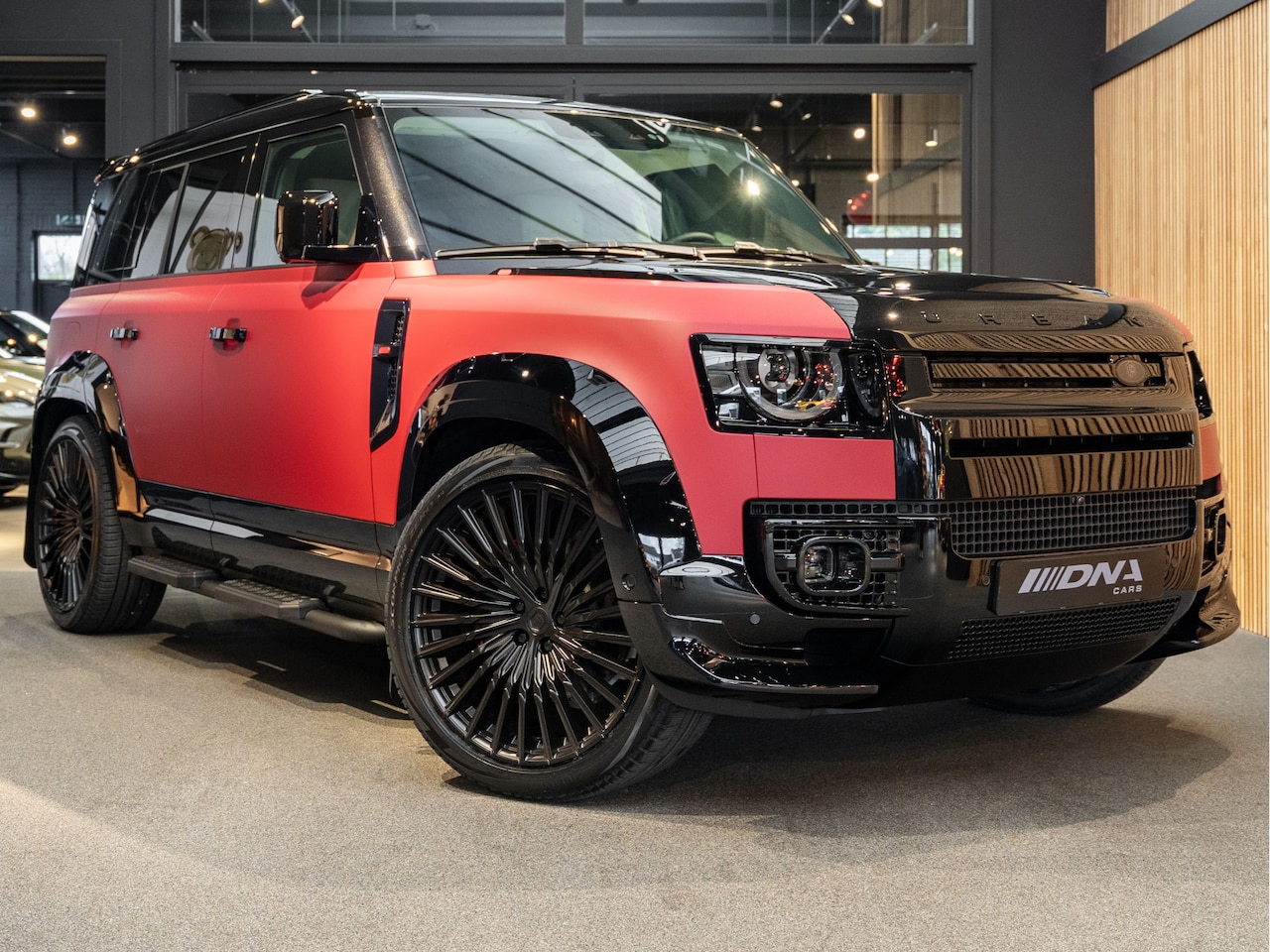Land Rover Defender 110 - URBAN X-Dynamic HSE 2.0 P300e 110 23 Inch Light Cloud Interior - AutoWereld.nl