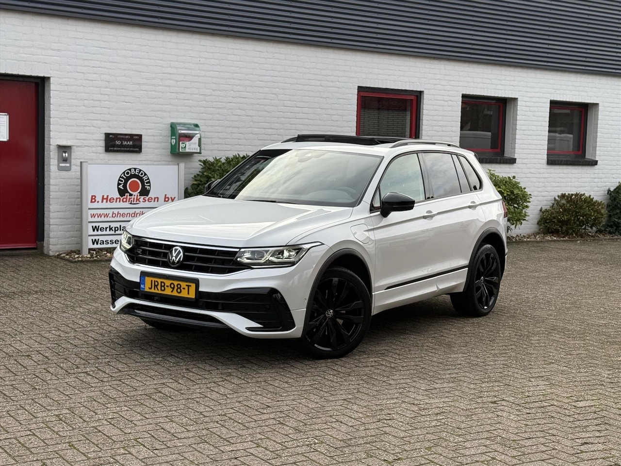 Volkswagen Tiguan - 1.4 TSI eHybrid 245pk DSG R-Line Business+ Black Style. Full option/ Panoramadak/ Trekhaak - AutoWereld.nl