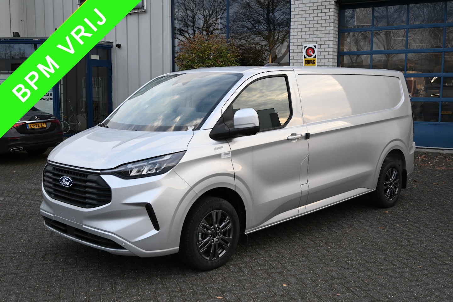 Ford Transit Custom - 320L 2.0 TDCI L2H1 Limited Driver assist pack, Draadloos laden, Trekhaak - AutoWereld.nl