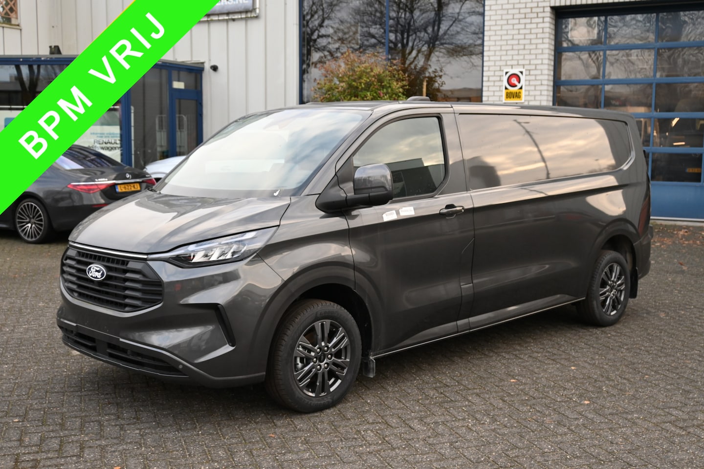 Ford Transit Custom - 320L 2.0 TDCI L2H1 Limited Driver assist pack, Draadloos laden, Trekhaak - AutoWereld.nl
