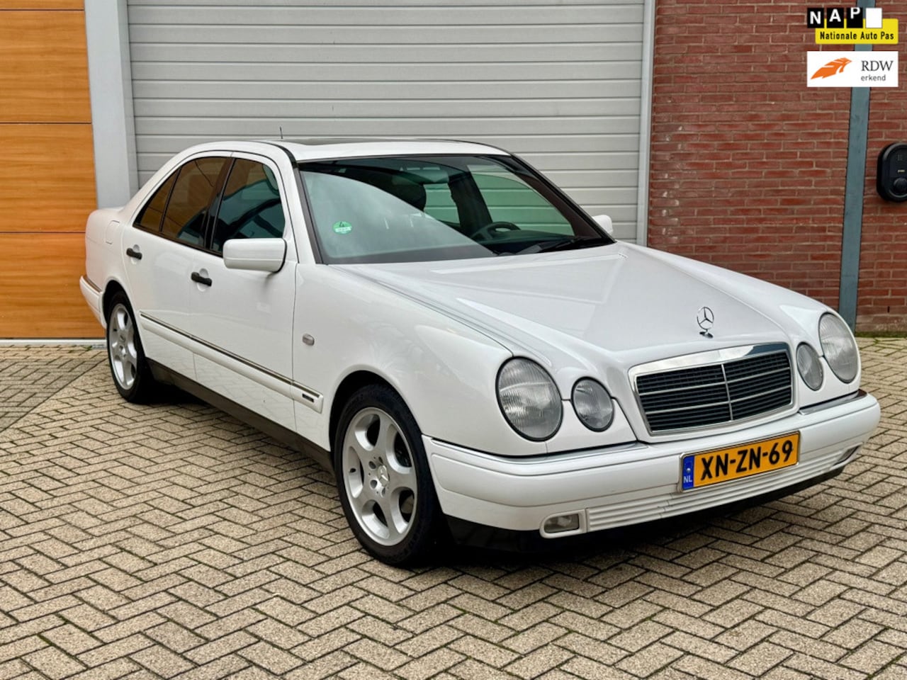 Mercedes-Benz E-klasse - 200 BENZINE AUT LAGE KM 165.000 - AutoWereld.nl