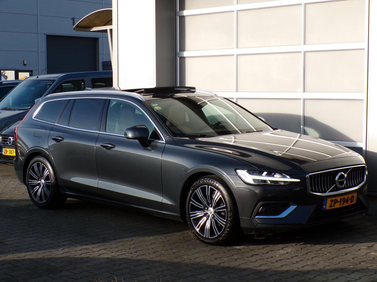 Volvo V60 - 2.0 D4 Inscription|Pano|Navi|Cruise|Leder|HUD|Cam - AutoWereld.nl