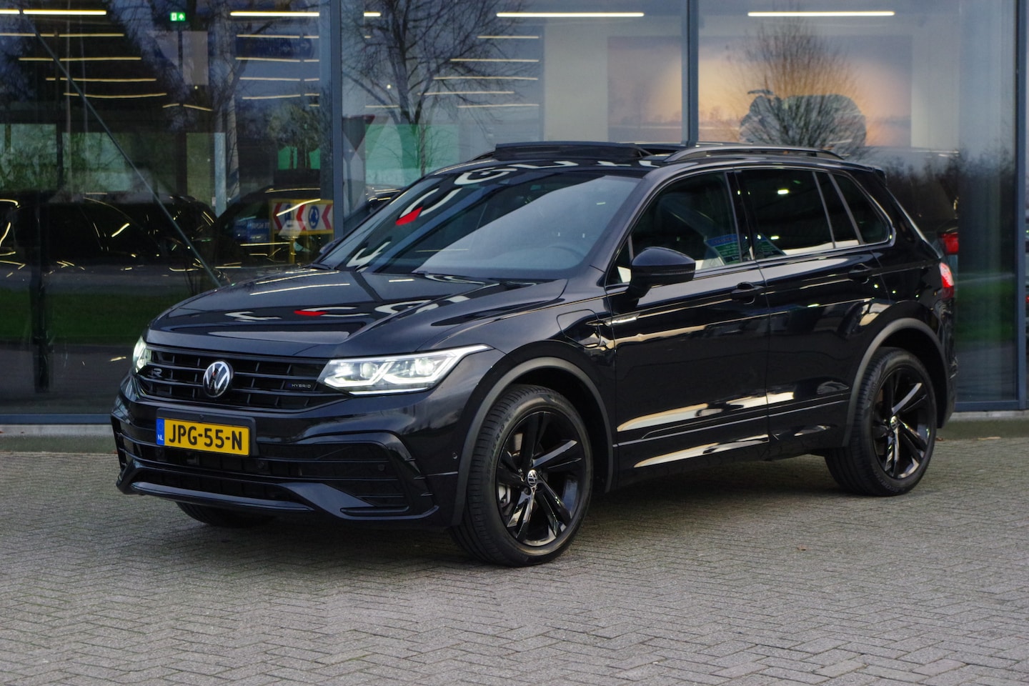 Volkswagen Tiguan - 1.4 TSI eHybrid 245 PK R-Line BNS+ PHEV, Panoramadak, 360 Camera, Leder, Winterpakket, Car - AutoWereld.nl