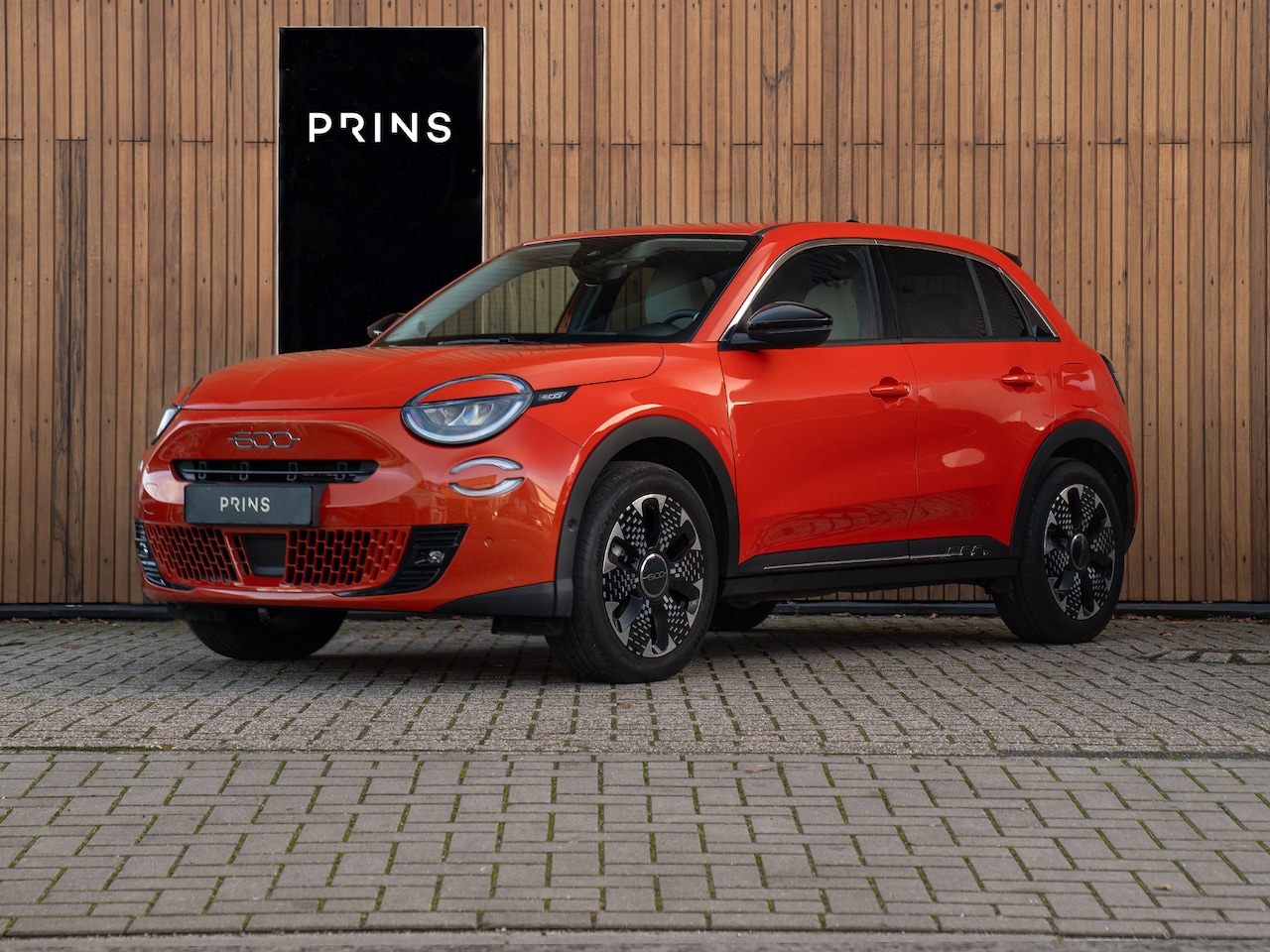 Fiat 600 - 1.2 Hybrid La Prima 145pk | Full option | CarPlay | Arancio Sun of Italy - AutoWereld.nl