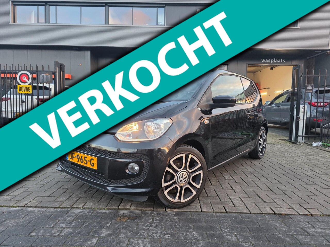 Volkswagen Up! - 1.0 high up! | Met o.a. navigatie, cruise control, stoelverwarming en lichtmetalen velgen! - AutoWereld.nl