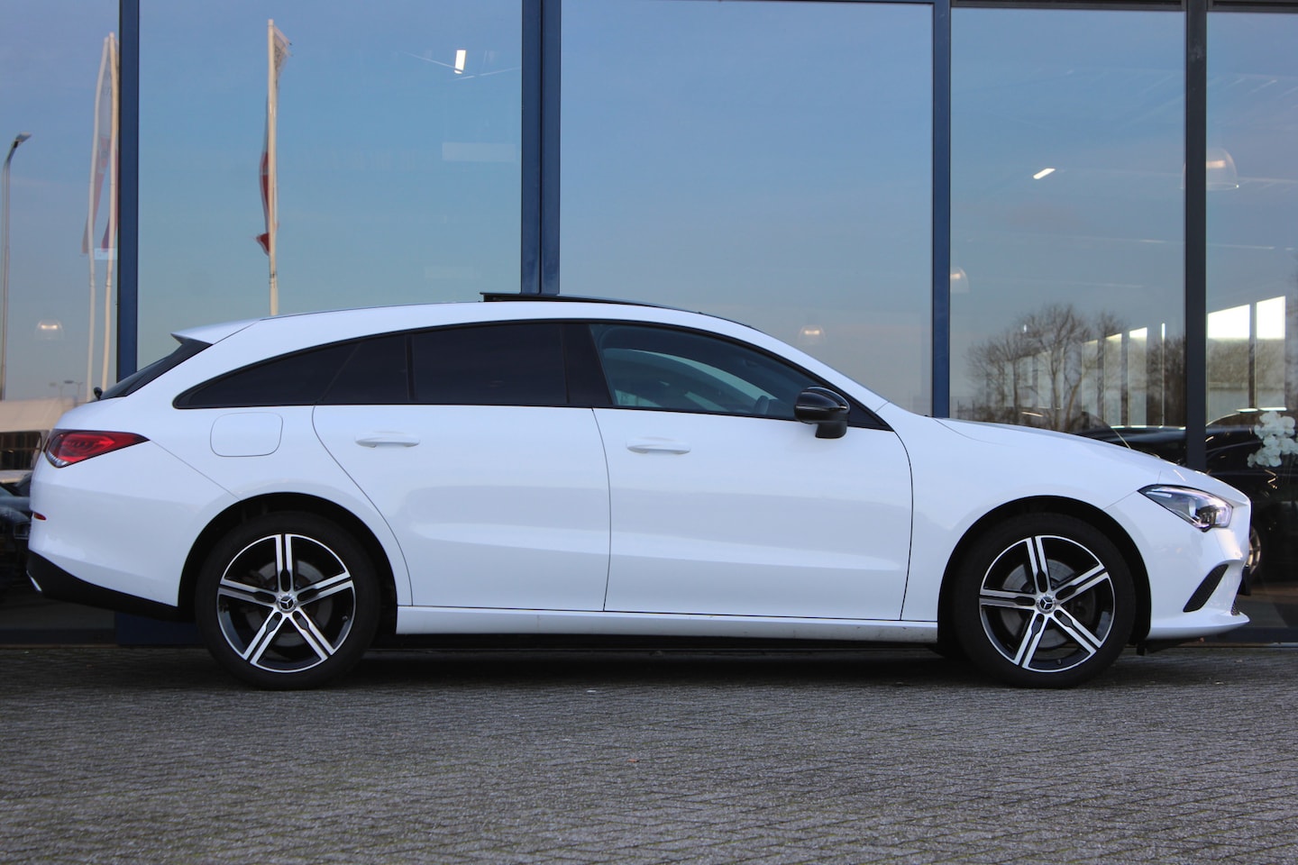 Mercedes-Benz CLA-klasse Shooting Brake - 250e AUT8 Premium NIGHT PAKKET PANORAMADAK SFEER CARPLAY 18'' - AutoWereld.nl