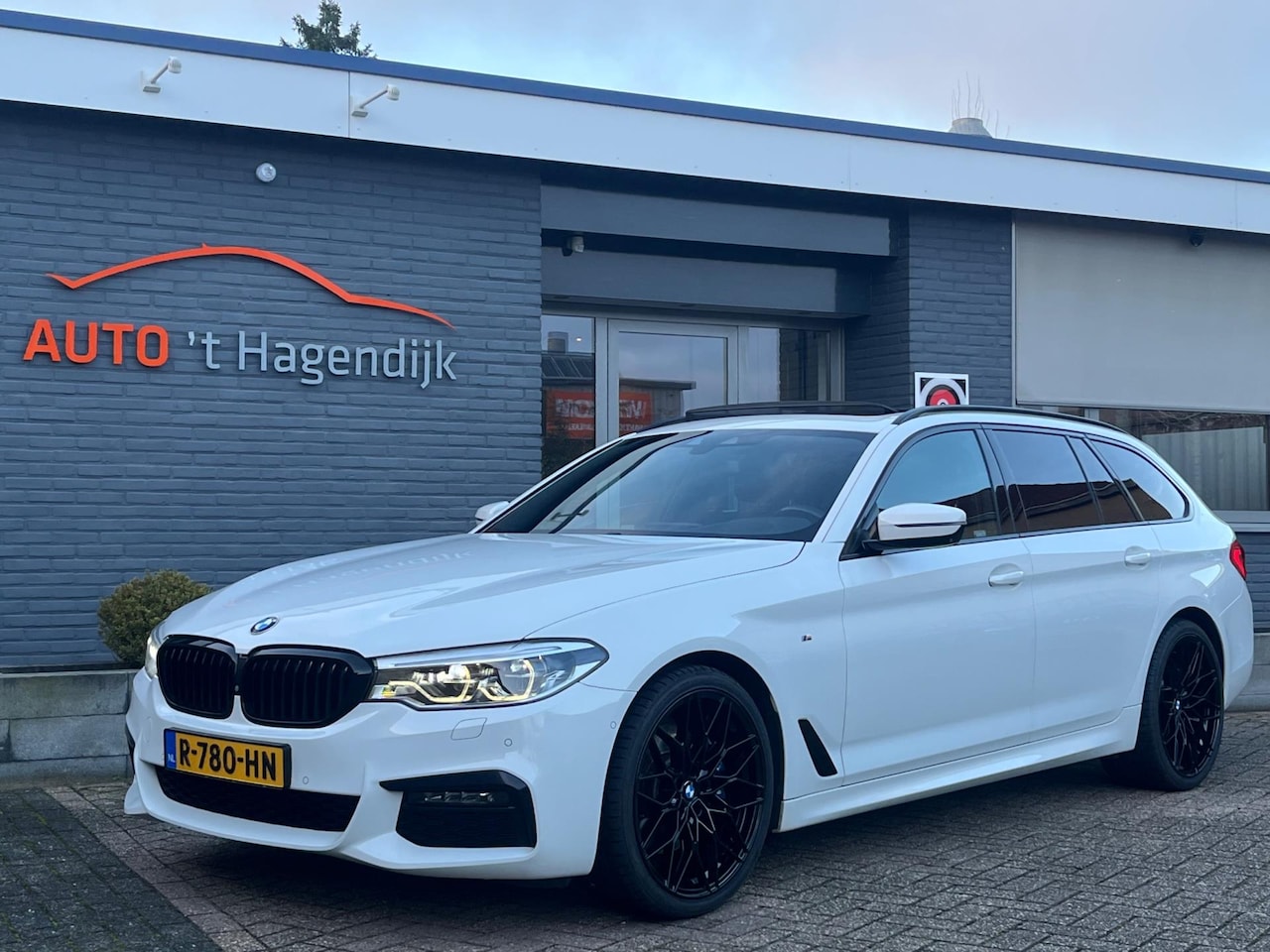 BMW 5-serie Touring - 530i xDrive High Exe M Sport pano trekh 20" - AutoWereld.nl