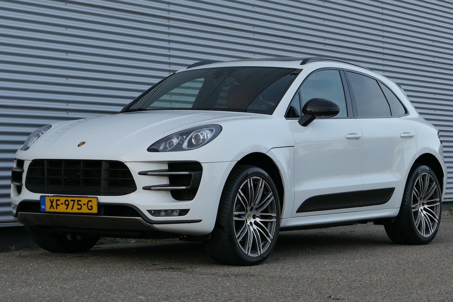 Porsche Macan - 3.6 Turbo Sport Chrono Panorama Burmester Alcantara hemel - AutoWereld.nl