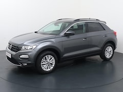 Volkswagen T-Roc - 1.0 TSI Style | 110 PK | Trekhaak | Adaptive cruise control | Parkeersensoren | Apple CarP