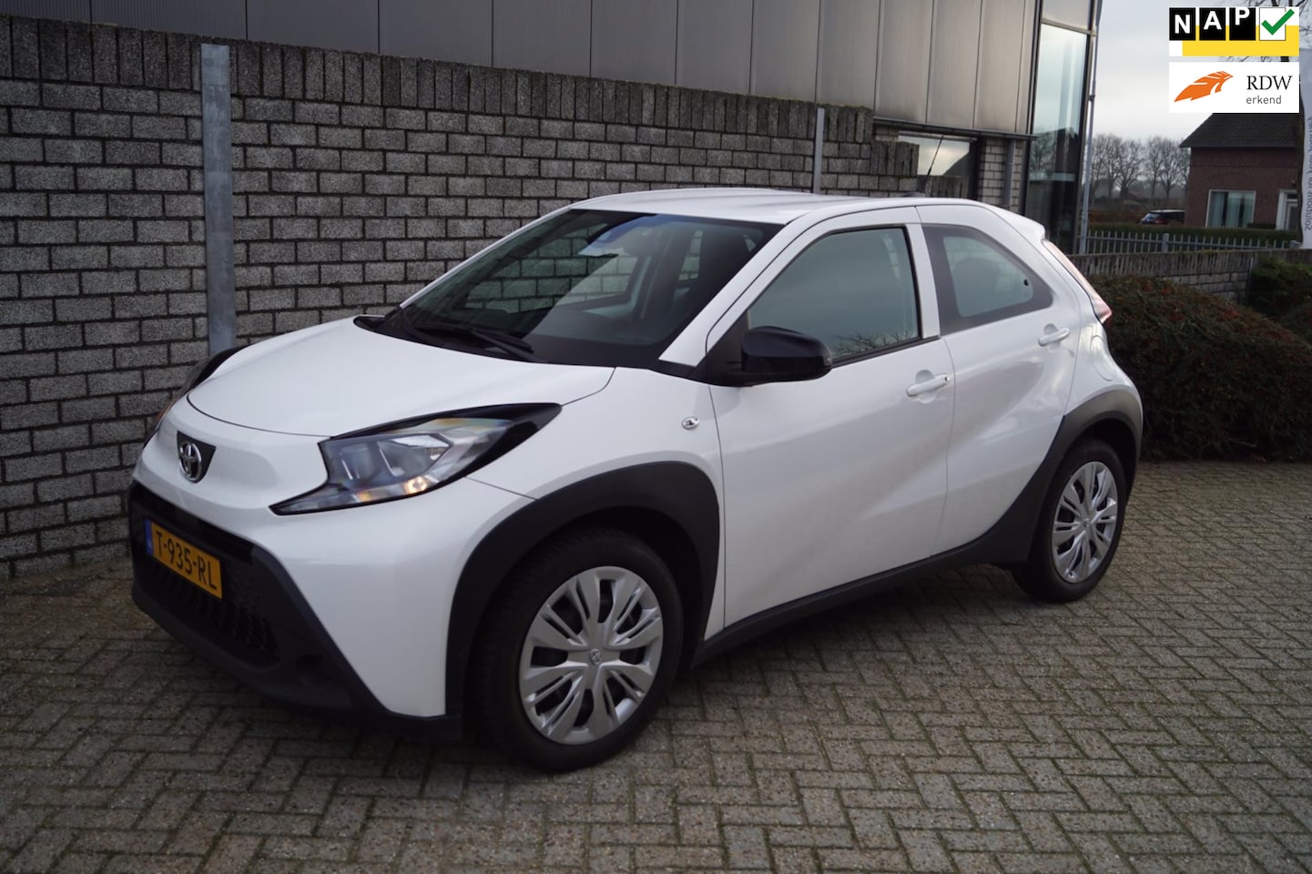 Toyota Aygo X - 1.0 VVT-i MT 5 Deurs Airco Elektrische Ramen Adaptieve Cruise Rijbaan Assist DAB Verkeersb - AutoWereld.nl