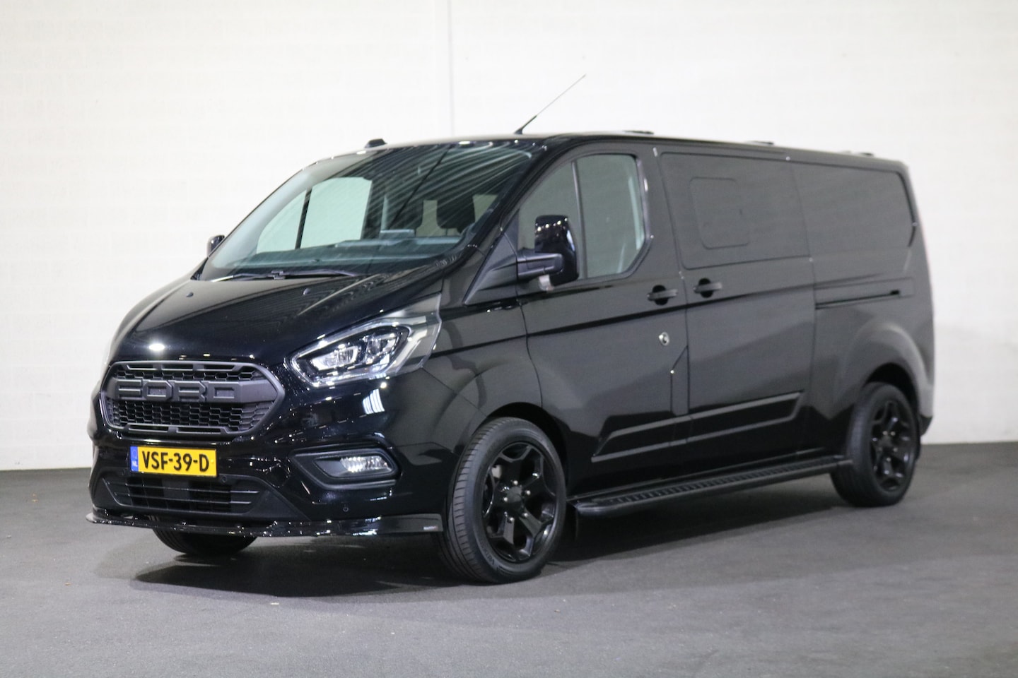 Ford Transit Custom - 2.0 TDci 170pk Automaat L2 H1 Limited DC Black Line - AutoWereld.nl
