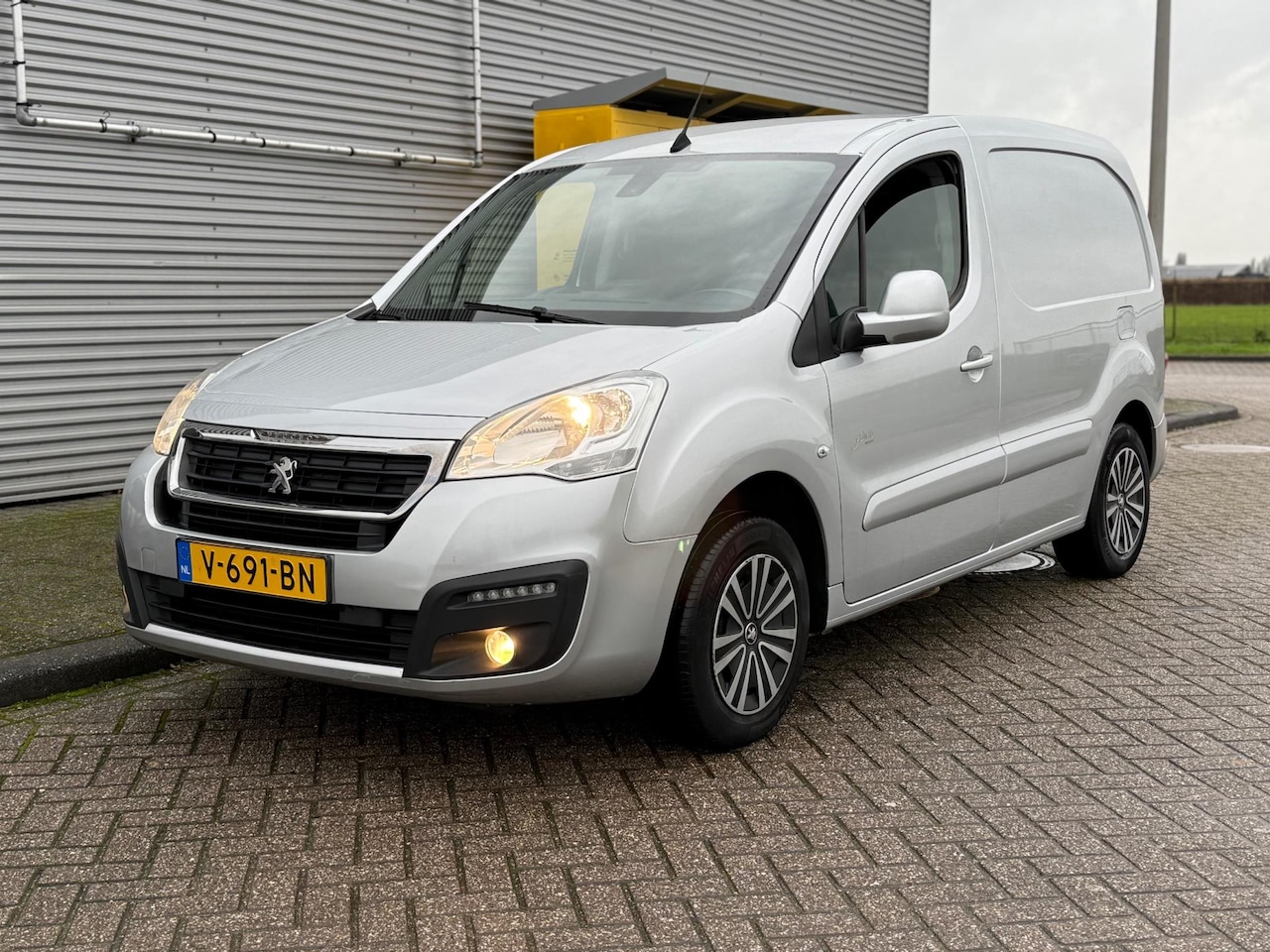 Peugeot Partner - 1.6 BlueHdi Bj 2016 3-Zits Navi Pdc Euro-6 - AutoWereld.nl