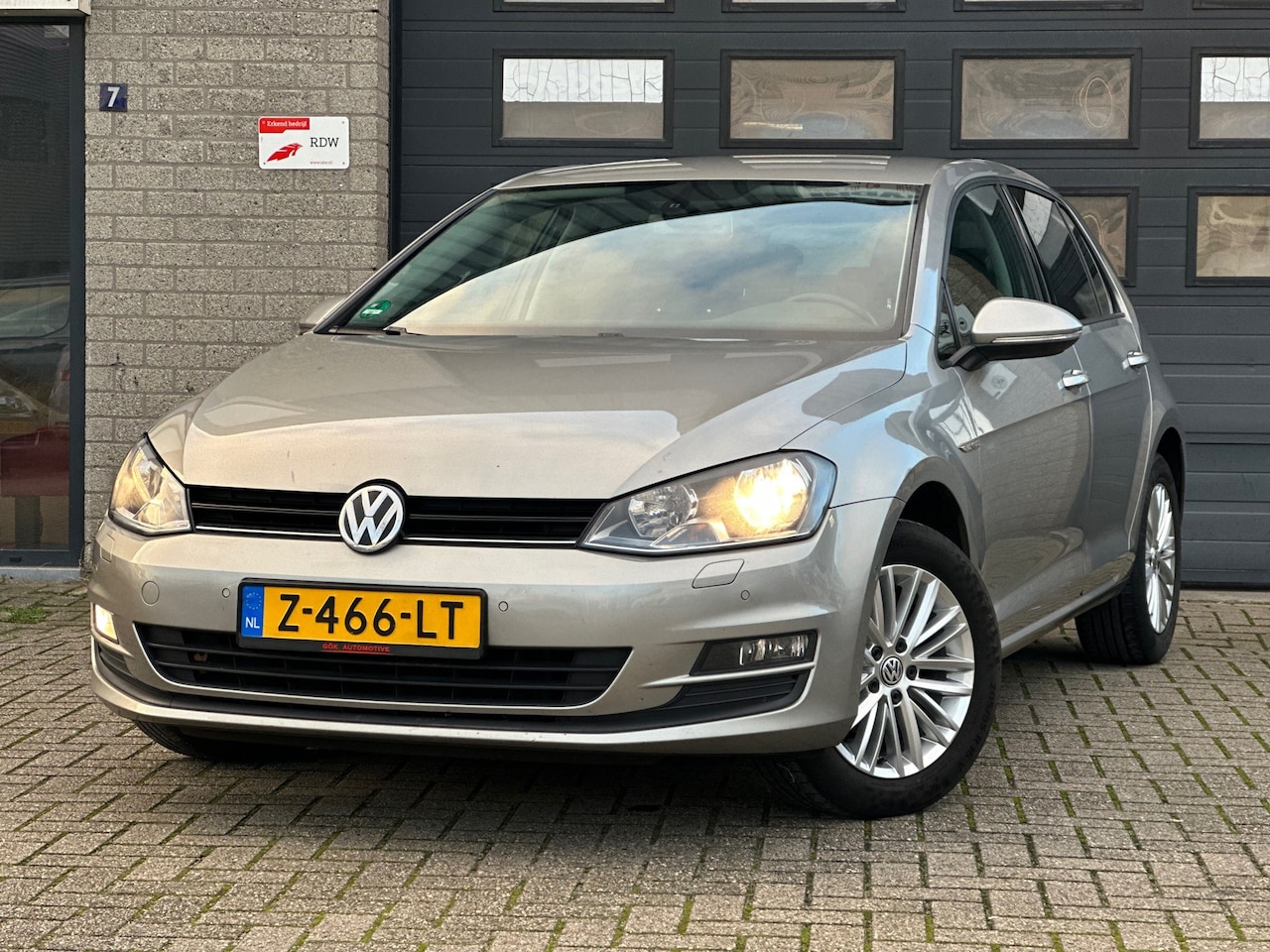 Volkswagen Golf - 1.2 TSI Cup Edition / Stoelverwarming / Dealer Onderhouden / Electrische Trekhaak / PDC Vo - AutoWereld.nl