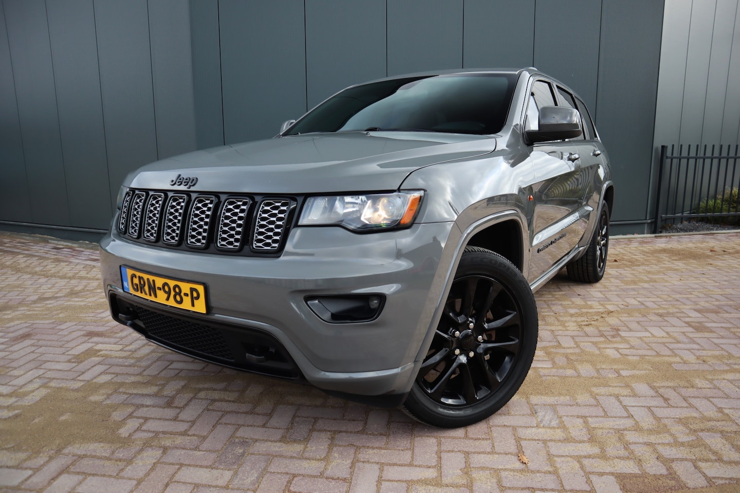 Jeep Grand Cherokee - 3.6 Summit Automaat Schuifdak Leder/Alcantara Led Trekhaak  Etc. Etc. Nardo grey - AutoWereld.nl