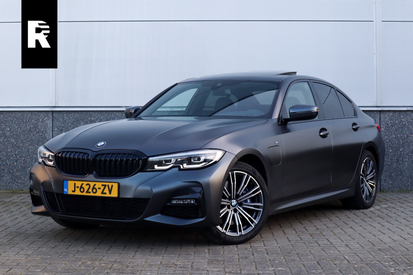 BMW 3-serie - 330e High Ex M-Sport Frozen / Glazen dak / Adaptief onderstel / Electrische stoelen / - AutoWereld.nl