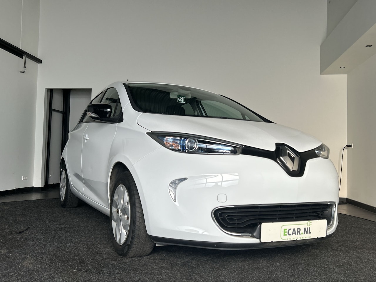 Renault Zoe - R240 Intens 22 kWh Huur Accu | Navigatie | Lage Kilometerstand! - AutoWereld.nl
